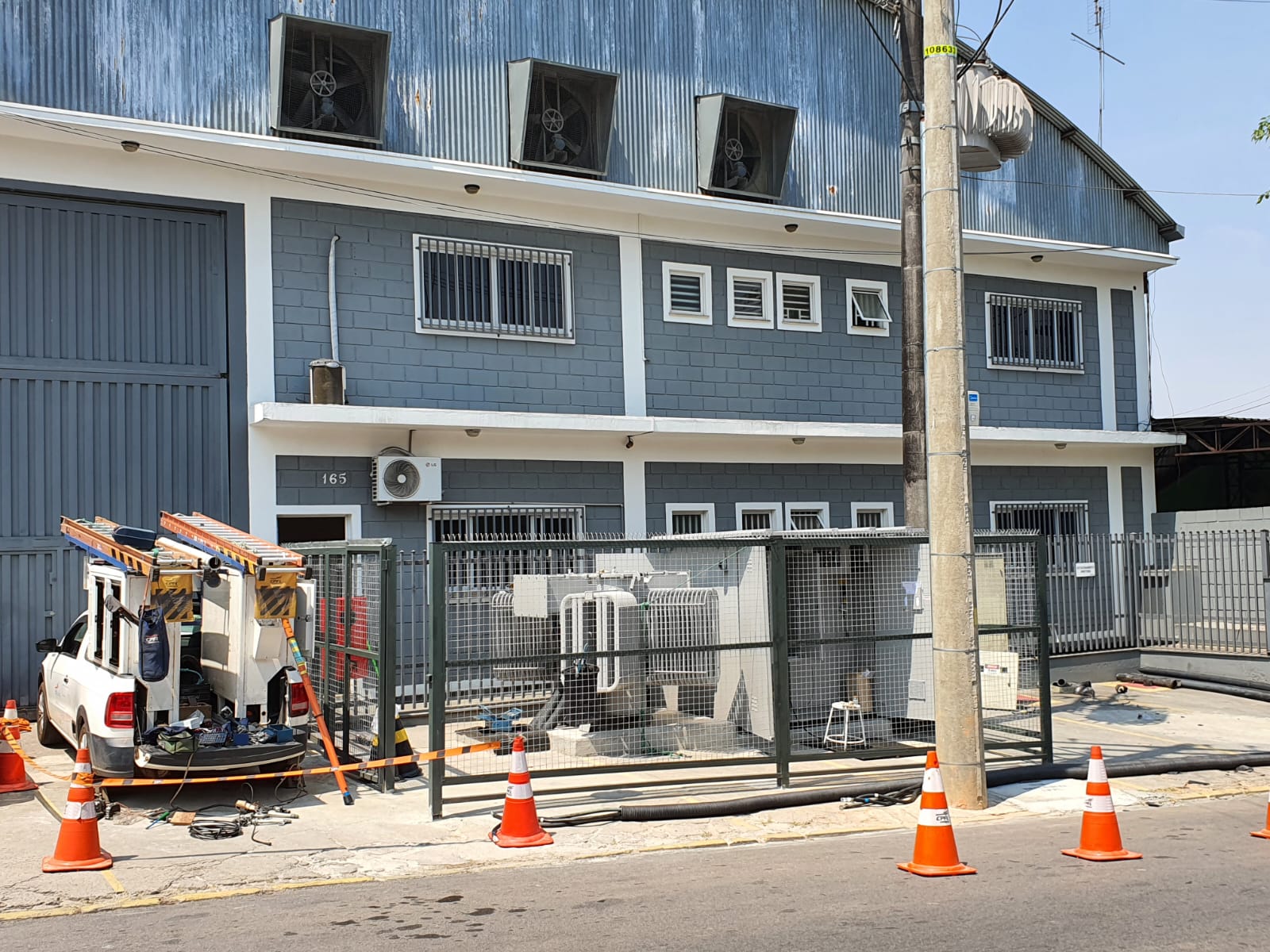 Equipe e veículo da Energy Brito em manutenção de cabine primária na Bercrom, em Valinhos-SP